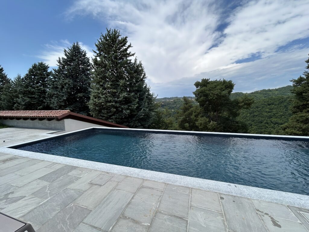 Panoramic swimming pool overlooking the Langhe hills and vineyards at An Paradis in Loazzolo.