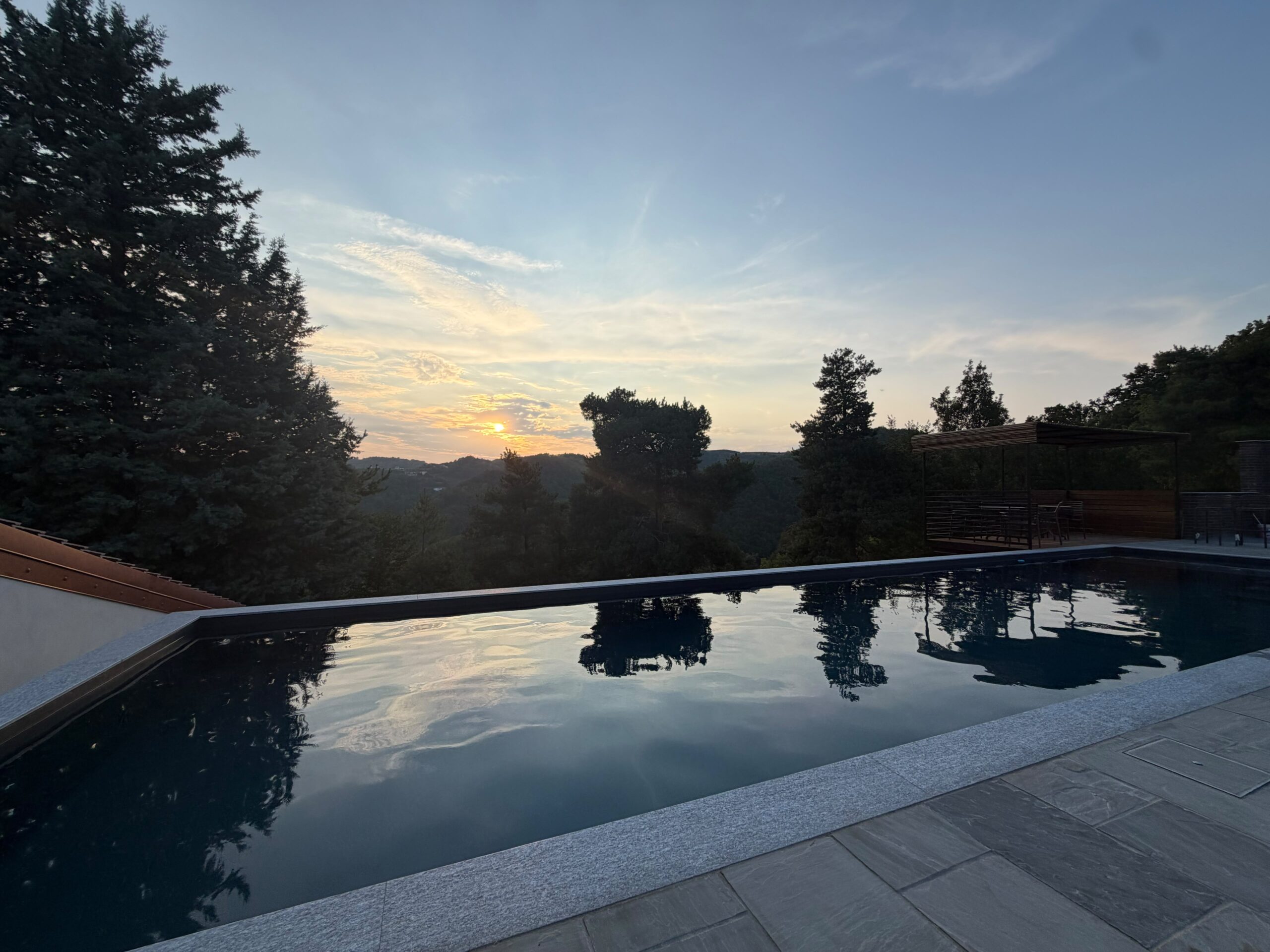 06 - saggitabondo Panoramic swimming pool overlooking the Langhe hills and vineyards at An Paradis in Loazzolo.